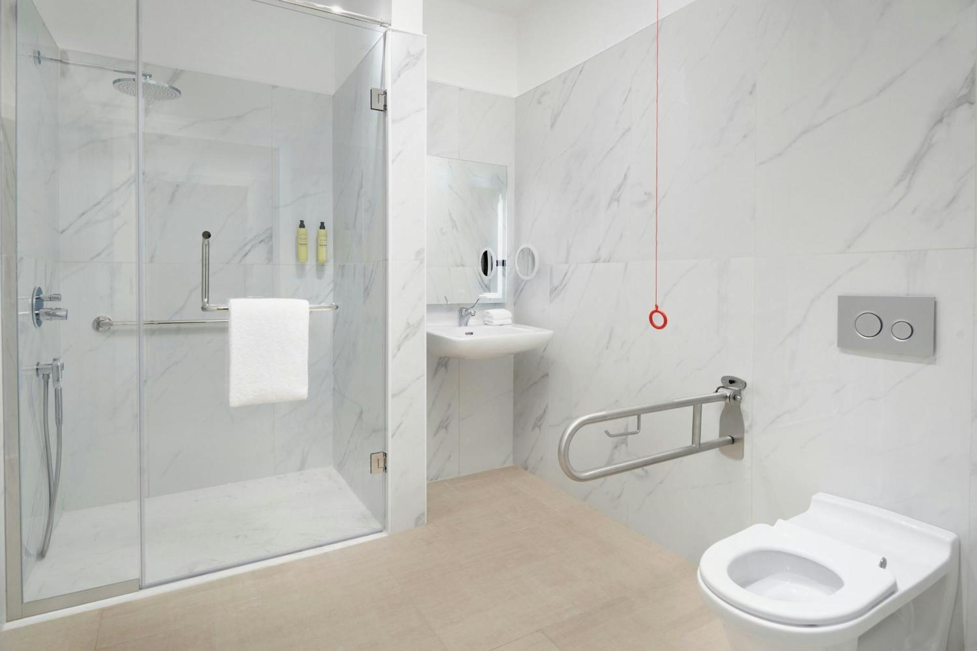 Element By Westin West Bay Doha Hotel ภายนอก รูปภาพ A wet room